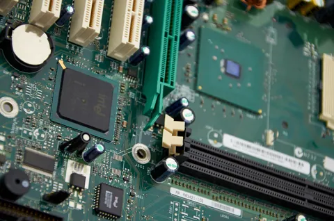 Nahaufnahme eines Mikrochips auf dunkler Platine