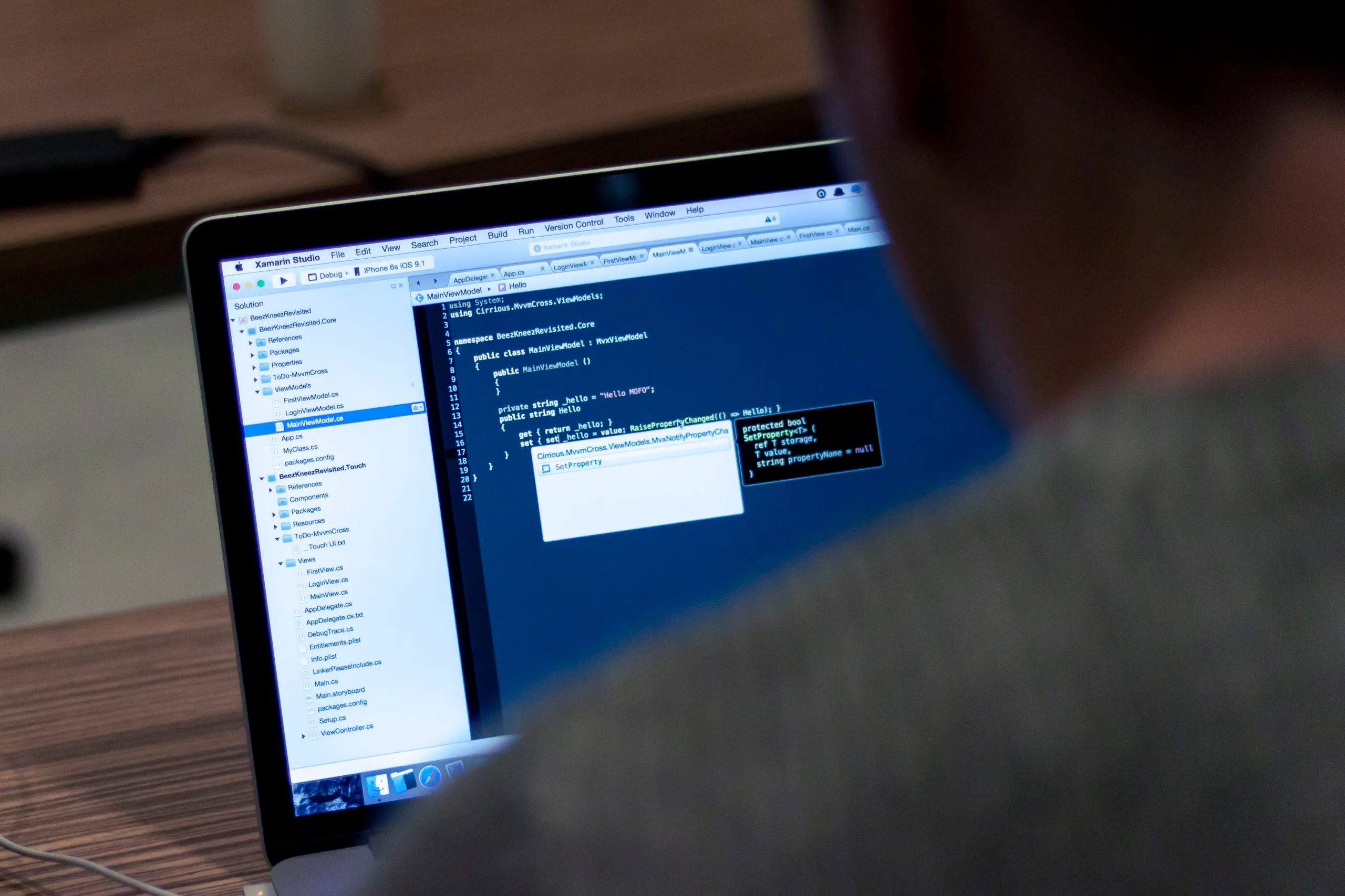 Softwareentwickler programmiert am Laptop im Dunkeln