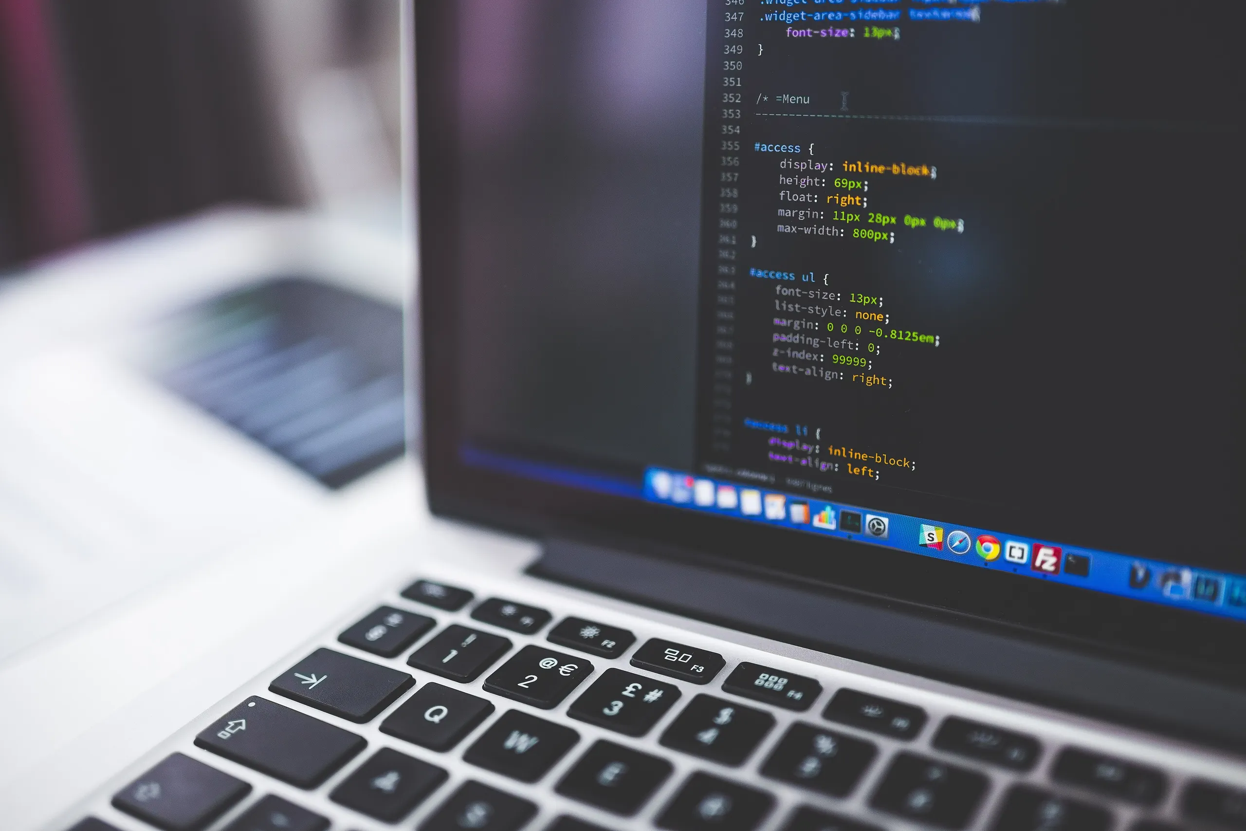 Programmierer-Arbeitsplatz mit mehreren Monitoren