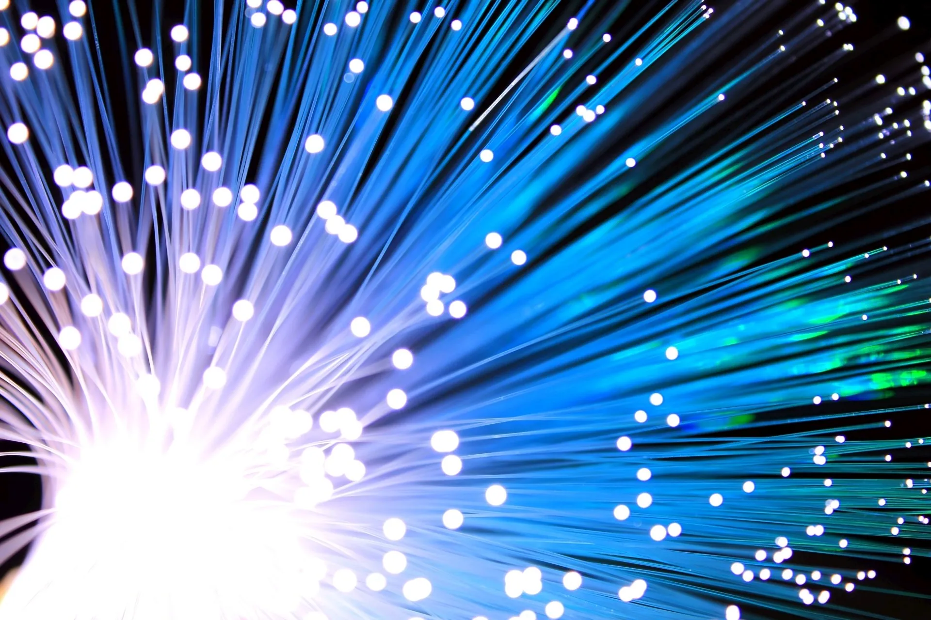 Blau leuchtende Glasfaserkabel als Symbol für Datenübertragung