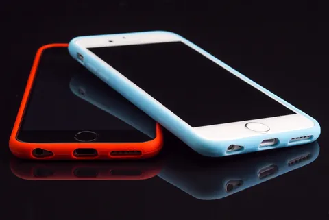 Hände bedienen eine mobile App auf dem Smartphone