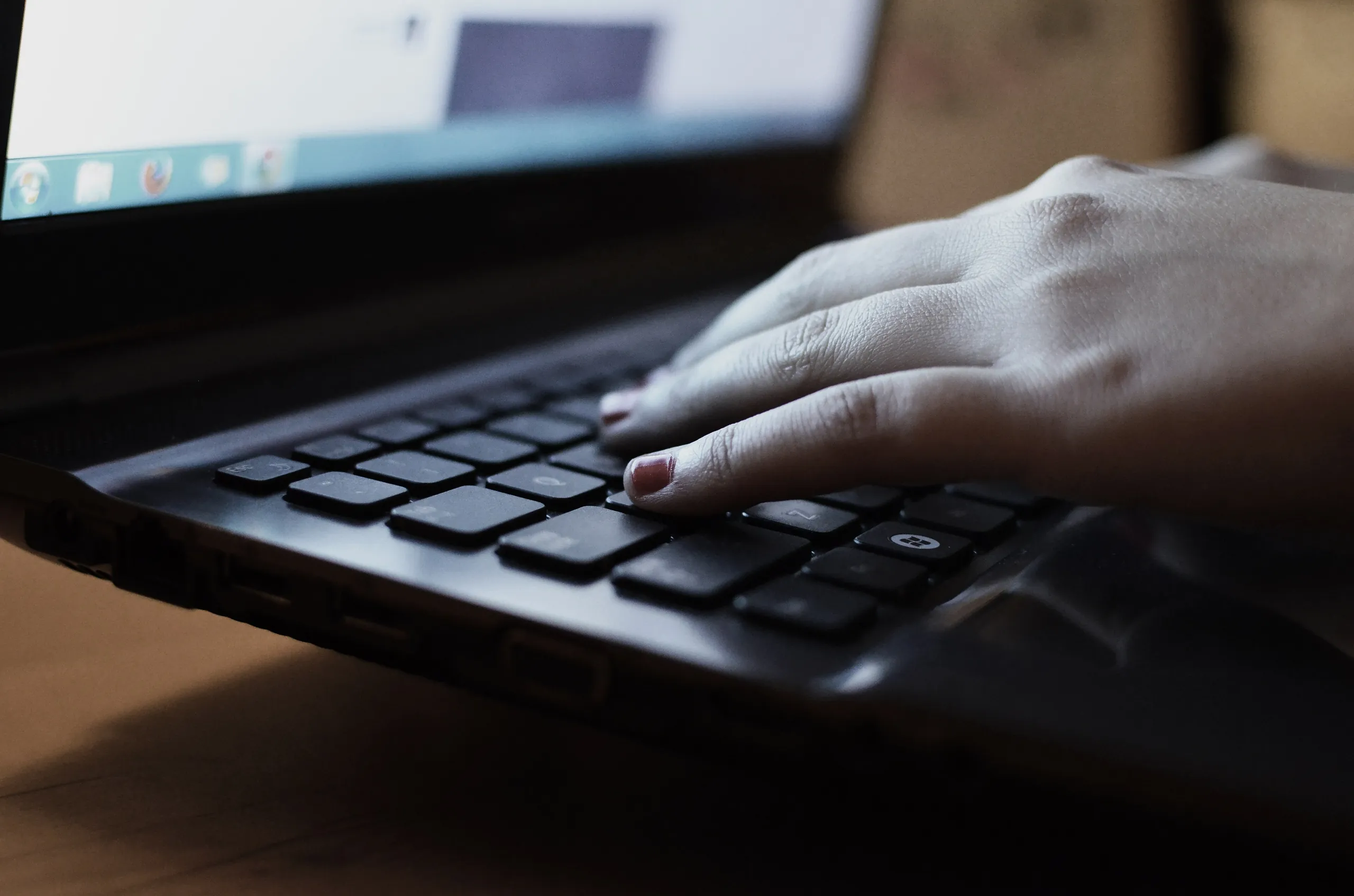 Hände auf einer Laptop-Tastatur