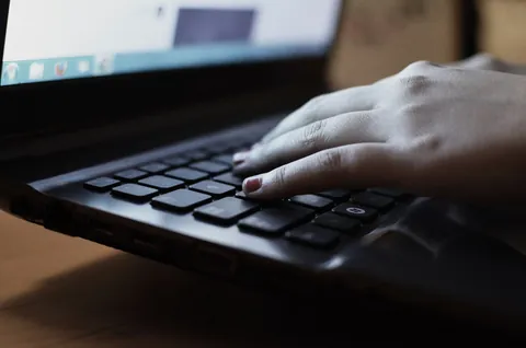 Aufgeklappter Laptop mit leuchtendem Bildschirm
