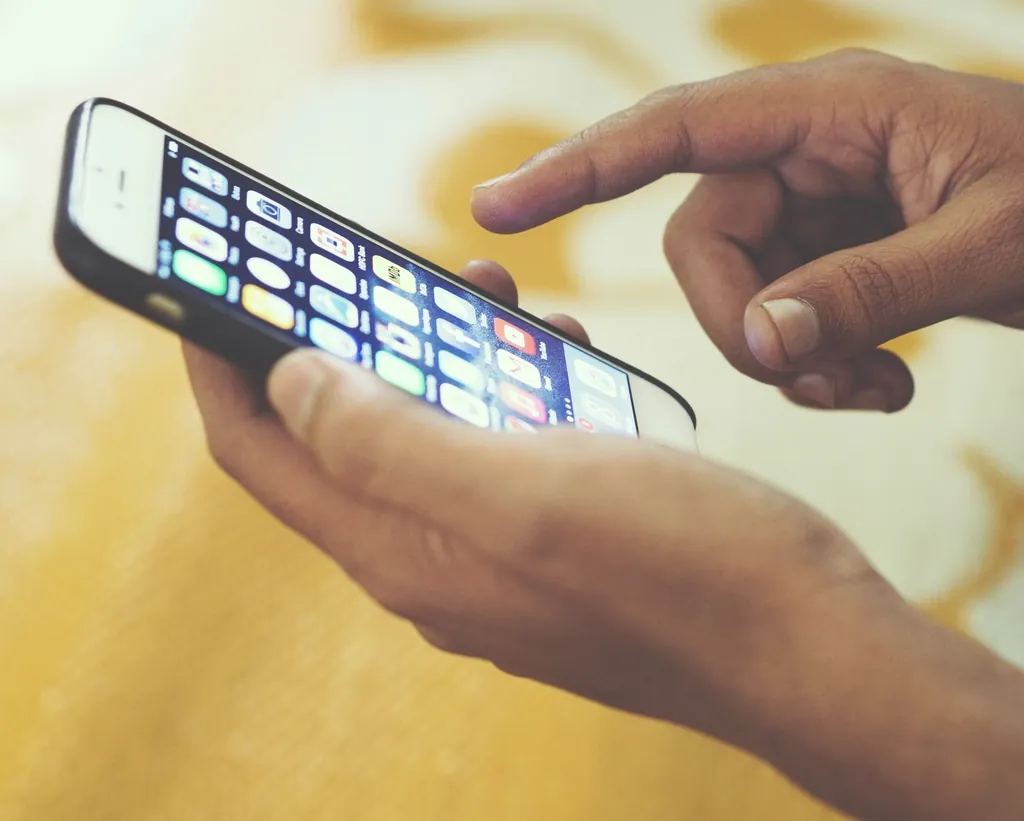 Finger tippt auf ein Smartphone-Display