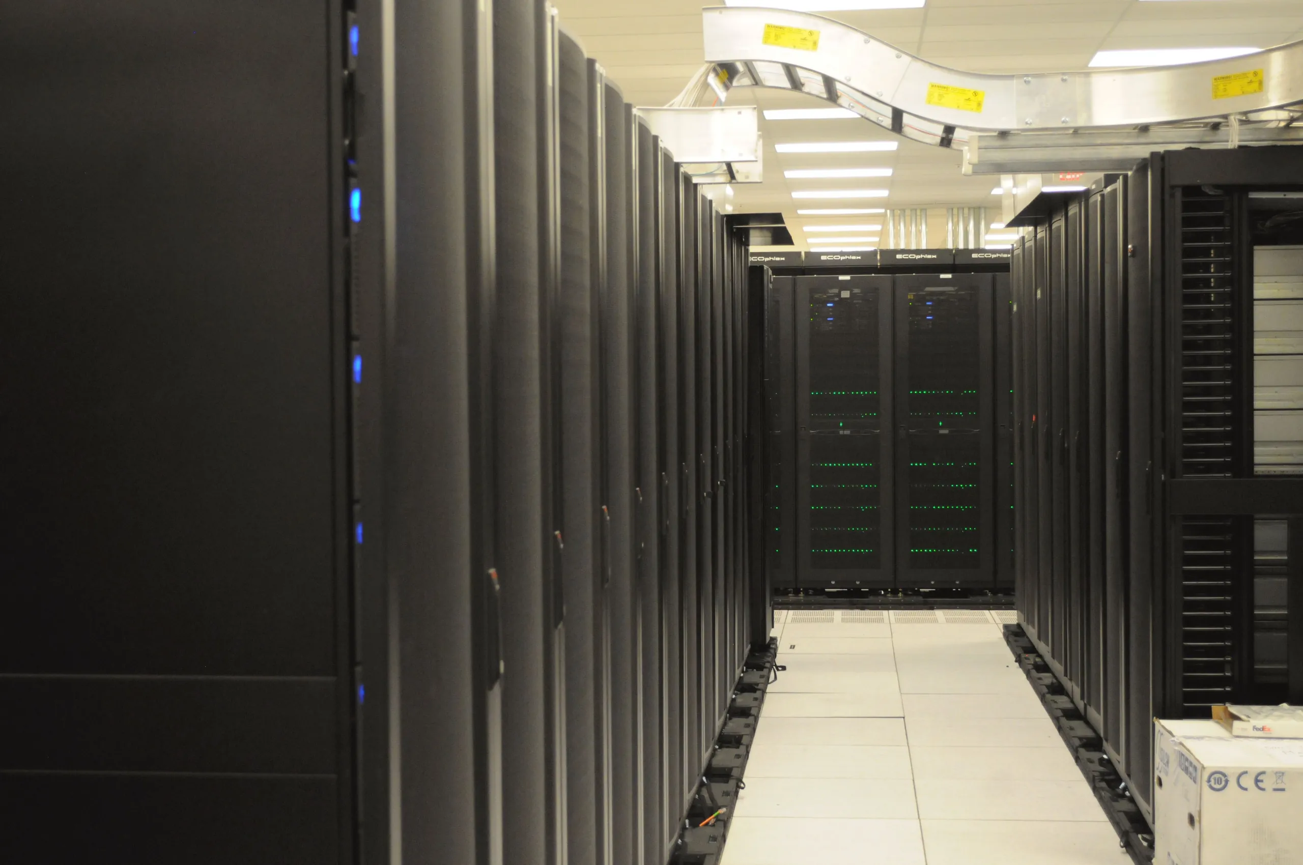 Gang im Rechenzentrum mit Server-Racks