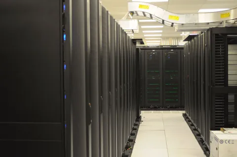 Gang im Rechenzentrum mit Server-Racks