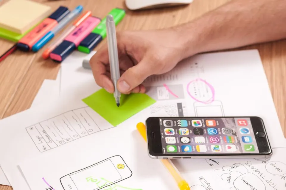 Skizze eines App-Designs auf Papier