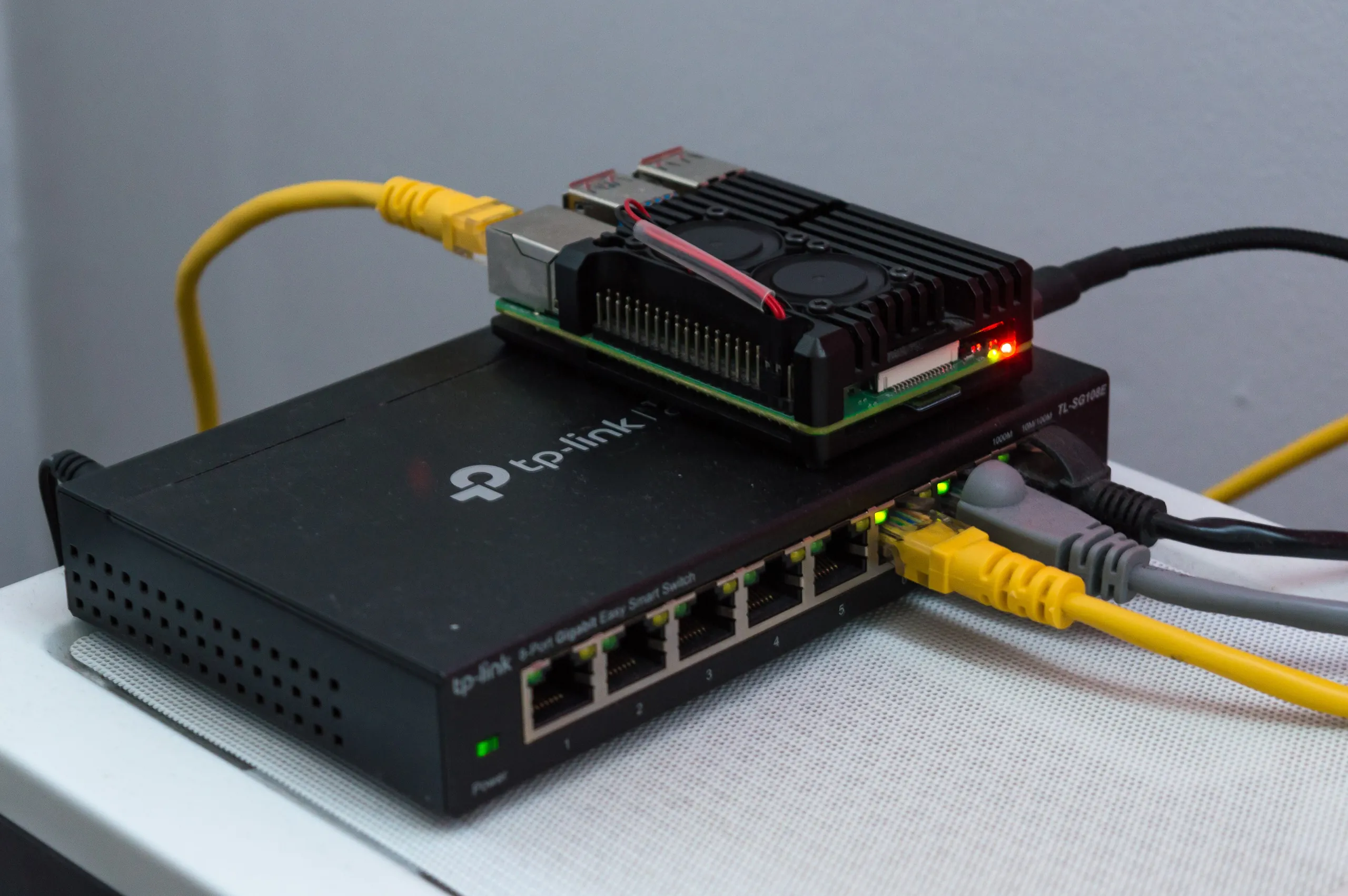 Netzwerk-Switch mit angeschlossenen Kabeln