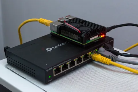 Netzwerk-Switch mit angeschlossenen Kabeln