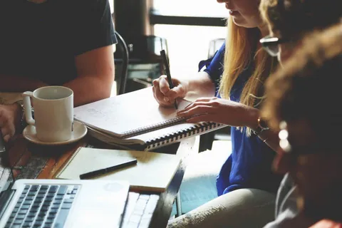 Team plant ein Projekt am Besprechungstisch