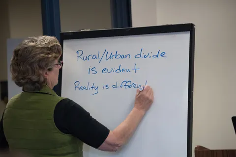 Entwickler skizziert Softwarearchitektur am Whiteboard